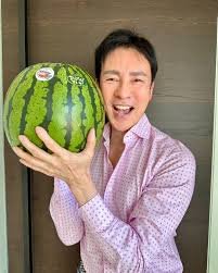 西の人さーやっぱ駅とかでスイカ持ってる人がいたら「東京の人だ！」って感動するの？