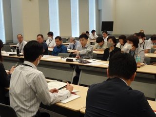 証拠映像！小池百合子が出馬表明で逃亡！現場は大混乱！「学歴詐称」疑惑の質問を言いかけた瞬間