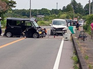 送迎車と軽乗用車が衝突事故