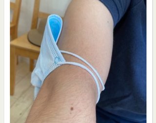 マスクを手首につけて歩いてる人