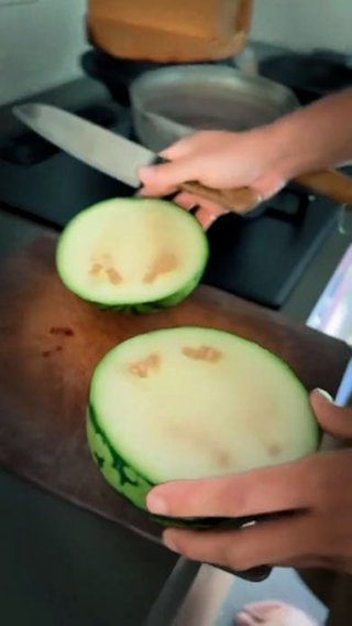 スイカを切ったら驚きの光景が……！　自信満々に収穫した夫婦を悲しみと失望がおそう