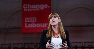 10歳から母の世話、16歳で妊娠　44歳で英国の新副首相　レイナー氏