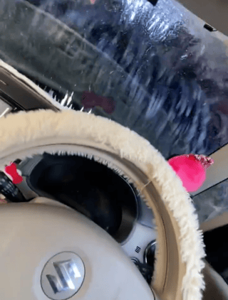 洗車機の中でエンジン切った車内に汗だくになりながら居るんだけど何か質問ありますか？