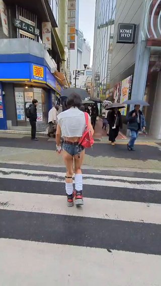 54歳、ビキニ履いてプールに行ったらジロジロ見られた！