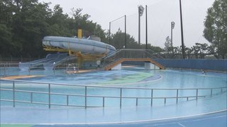 市民プールで小2男の子の水着の中に『針が付いたルアー』オフは釣り堀となり排水溝等から大量の釣り針