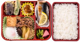 パート先でお弁当を注文してそれを食べてるんだけど新人の子が自宅から