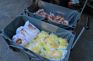 ラジオ体操でパン配布　給食のない夏休み、子ども食堂が朝食支援