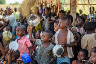 ラジオ体操でパン配布　給食のない夏休み、子ども食堂が朝食支援