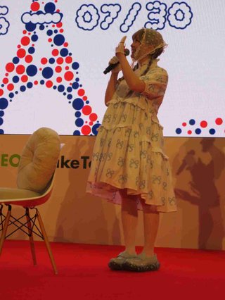 きゃりーぱみゅぱみゅ“聖地”レイクタウンで妊娠中のおなかを抱えイオン「フランスフェア」登場