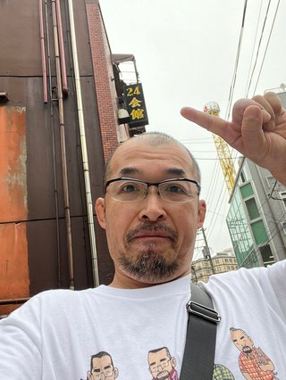 ブルーのアイシャドウにグロスを塗って店長にモーションかけちゃった！