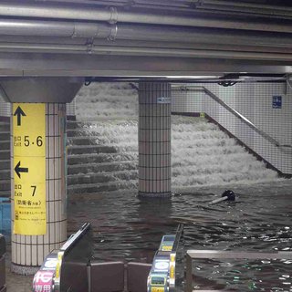 東京メトロ・市ケ谷駅、ゲリラ豪雨で水浸　Xで投稿された動画に「駅沈むて　まるで川のよう」とSOS