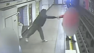 犯罪を繰り返し国外退去に直面したクルド人の男、面識ない男性を線路に突き落とす【英国】