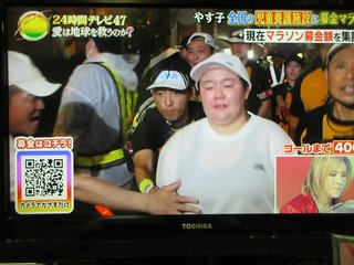 【24時間テレビ】やす子、マラソンゴール直前に”不審なおじさん”に胸を触られる　ネット激怒