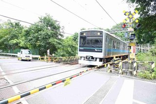 小田急、なぜ踏切で乗客を“現地解散”？　神奈川で最大震度５弱の夜「苦渋の決断だった」