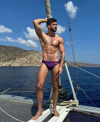 スイミングコーチの水着姿って目の保養になりますか？