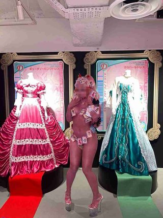 池袋PARCOで開催中『オシャレ魔女 ラブ and ベリー展 ～』全裸に近い格好で写真撮影