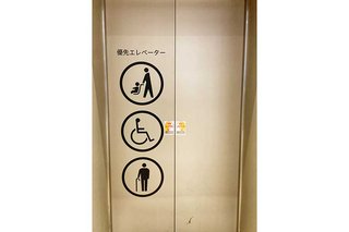 ベビーカーがエレベーターを待っていたら健常者は降りるべき？開ボタン押し続ける母親に賛否両論