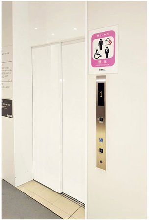 ベビーカーがエレベーターを待っていたら健常者は降りるべき？開ボタン押し続ける母親に賛否両論