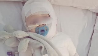 ベビーカーに乗る赤ちゃんに魔法瓶のコーヒーテロ…海外逃亡した30代を国際手配