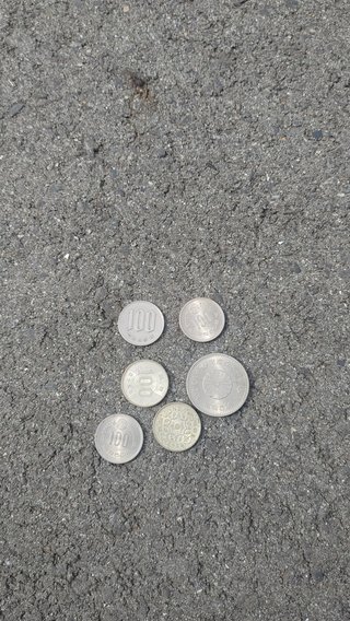 交差点で色んな種類の100円拾ったよ！！
