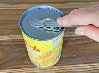 固くてあかない缶詰は箸とかを輪に入れて持ち上げると開くよ