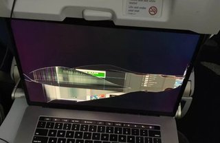 【画像あり】「前の乗客が背もたれを倒してパソコンが破損」…機内マナー論争＝米国