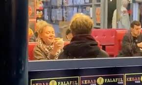 ヴィーガンのグレタさん､ケパブ屋での食事中に動画を撮影されてしまう