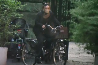 【独占撮】活動休止中のフワちゃん朝日奈央の結婚式に自転車で駆けつける