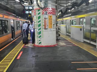 オレンジ色の電車って黄色の電車よりかなり混んでる