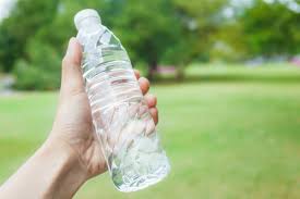 シンガポールボトルウォーター市場、2032年までに165億米ドルへ