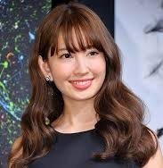 タレント小嶋陽菜さんが外国人の40代男に押し倒される　イベント終わりで待ち伏せか