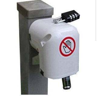 隣の公園みたいな空き地で遊び終わった子供がうちの外水道で手を洗う