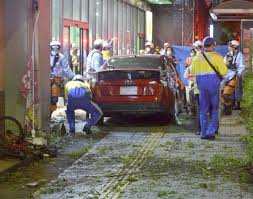 ｢爆発音と叫び声､2人下敷きに｣ 84歳運転の車が歩道に乗り上げ1人死亡､1人重体【鹿児島県】