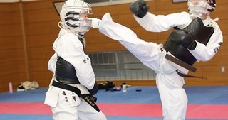 子どもの空手大会で「危険すぎる」反則行為、試合中断中に後頭部へハイキック→倒れ込む小学生