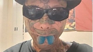 顔面にヘビの“入れ墨”が…店員に複数回“頭突き”で越前谷真将容疑者（49）逮捕　コンビニで