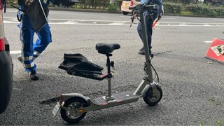 男性(75)が電動キックボードで下り坂を走行中に転倒し重症→頭部外傷のため死亡