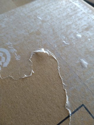 amazonから来た商品の箱に貼ってある宛名の下の薄いコレ