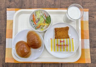 学校給食にファミチキ。初の試み｢埼玉｣