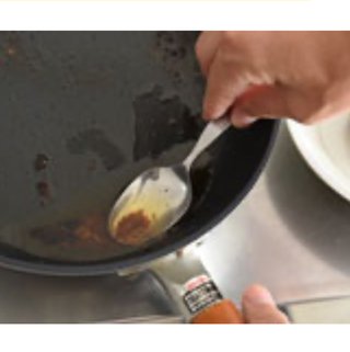 ハンバーグのソース。ラー油みたいになっちゃう。