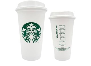 車の中にスターバックスの容器をずっと乗せてる女性