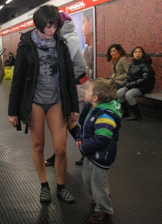 スカート穿き忘れ？それともファッション？