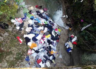 広島県の山中の川で衣料の大量投棄続く　毎回300着、学校名の入った体操服や新品も　なぜここで…