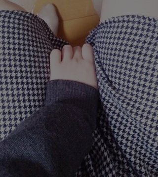 スカートの前を抑えてパンチラ対策