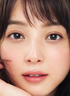 蒙古襞がある芸能人、誰がいますか？