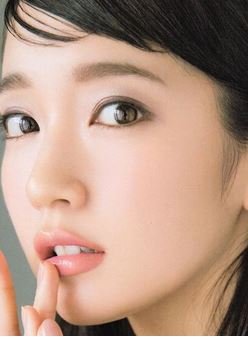 蒙古襞がある芸能人、誰がいますか？