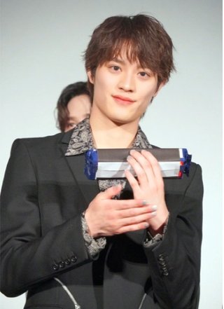 上村謙信、グループ脱退＆契約解除発表「重大なコンプライアンス違反が判明」