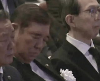 石破総理が3.11の追悼式で居眠りしてた