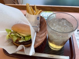 交差点にマクド落ちてた