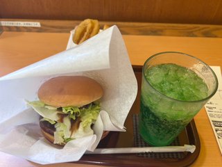 交差点にマクド落ちてた