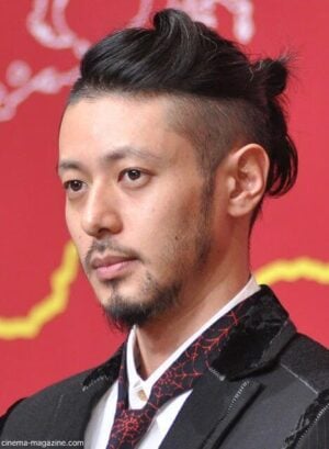 小学校教諭で「マンバン・髭」はあり?